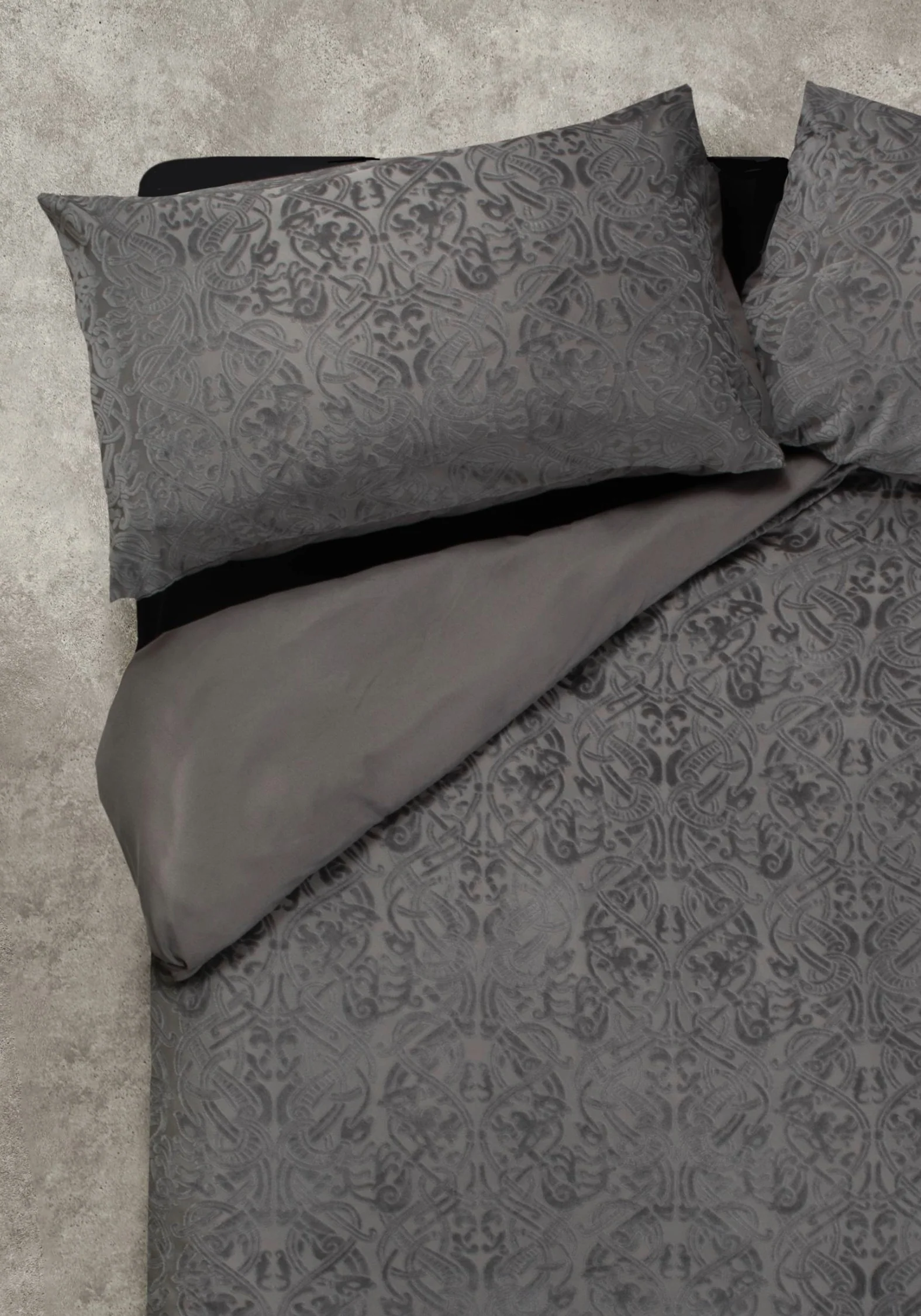 Branwyn Dragon Velvet Bedding (US King) - Image 2