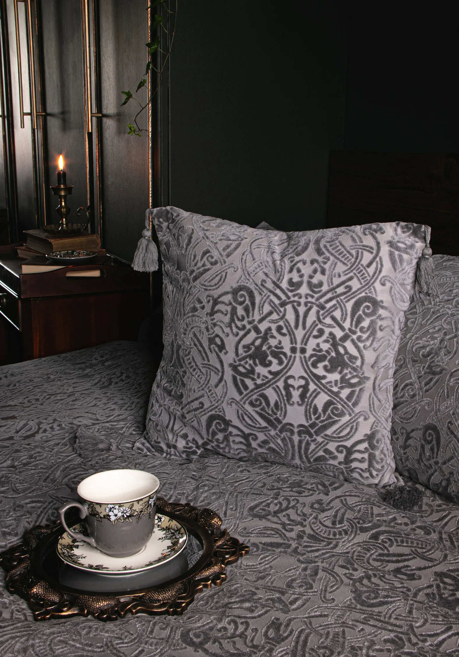 Branwyn Dragon Velvet Bedding (US King) - Image 5