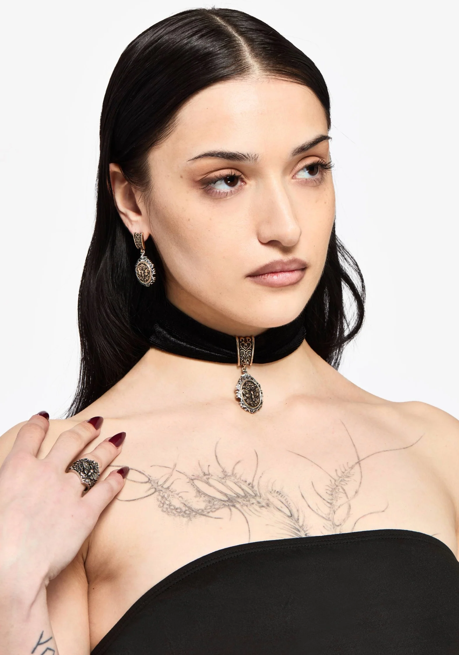 Rosamoth Cameo Velvet Choker - Image 3